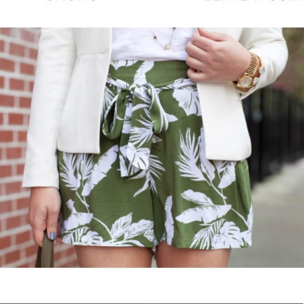 LN Old Navy Palm Leaf Print Pull On Belt Shorts S